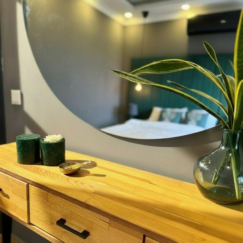Sacred Oud – Jade & Aventurine Energy Ritual Candle | Luxury Crystal Soy Candle