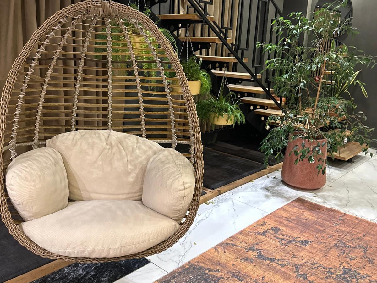 Bazı Evler Sessizliğe İhtiyaç Duymasa Bile Neden Huzur Verici Bir Atmosfer Sunar?